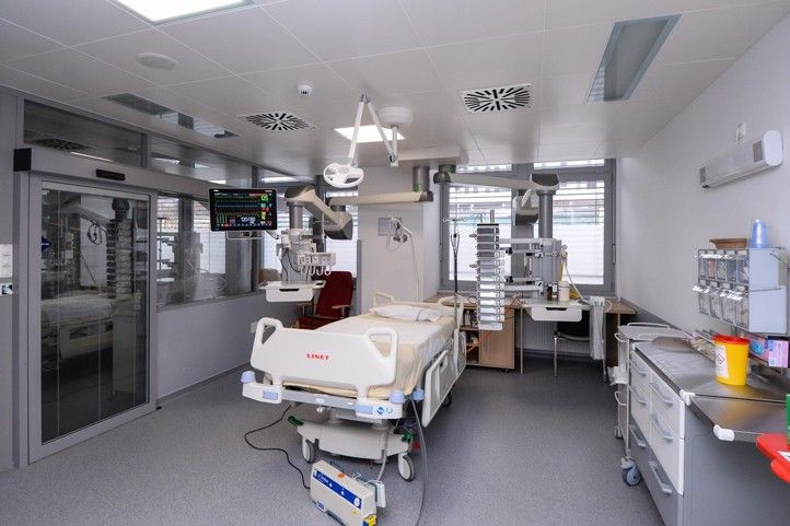 Slavnostní otevření zrekonstruovaných prostor (fotografie: M. Pecuch) 240301_FN_JIP_kardio_1