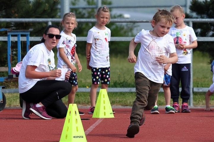Téměř 1300 předškolních dětí se od 11. do 20. března 2024 zapojí do kvalifikačních kol Sportovních her mateřských škol. Ty proběhnou v městských obvodech Plzeň 1 až 4. Akci, spojující soutěžního ducha s radostí z pohybu, připravuje Nadace sportující mládeže a město Plzeň. 240307_sportovni_hry_02
