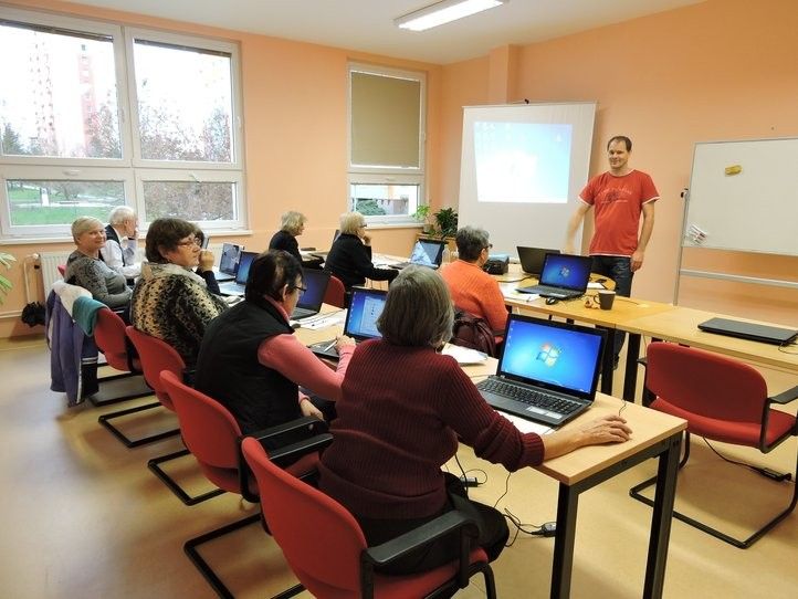 IT kurzy pro seniory.  240314_totem_02