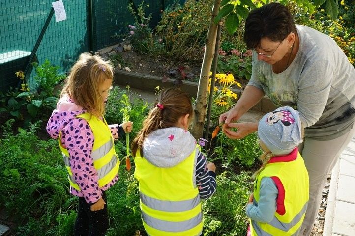 Děti na doubravecké zahradě. 240314_totem_03
