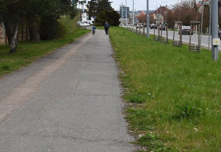 Začne oprava stezky pro pěší a cyklisty. Foto: R. Žáková 240411_nepomucka_01