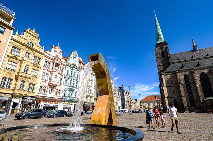 Náměstí Republiky v Plzni (ilustrační foto) 240425_Kasna_chrtice_namesti_1