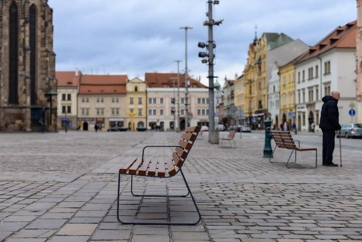 Náměstí Republiky v Plzni (ilustrační foto) 240425_Lavicka_namesti_1