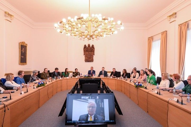 Předání stipendia (fotografie: M. Pecuch) 240502_Stipendium_Patton_1