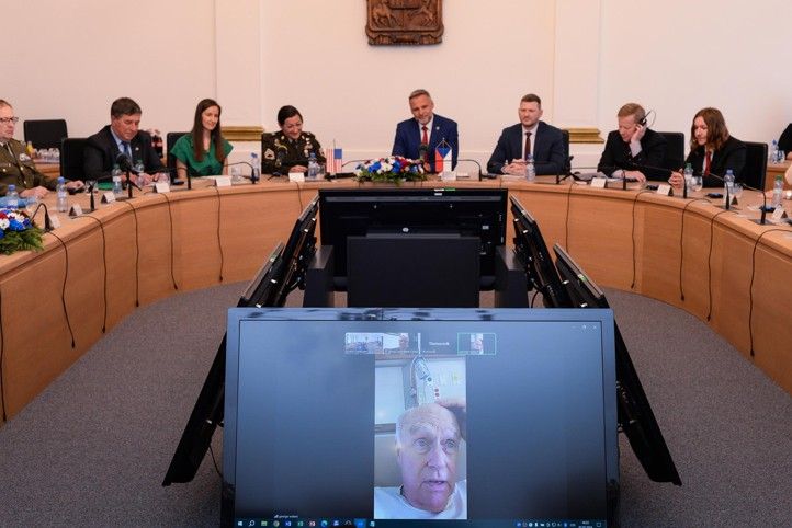 Předávání stipendia. (fotografie: Martin Pecuch) 240502_Stipendium_Patton_3