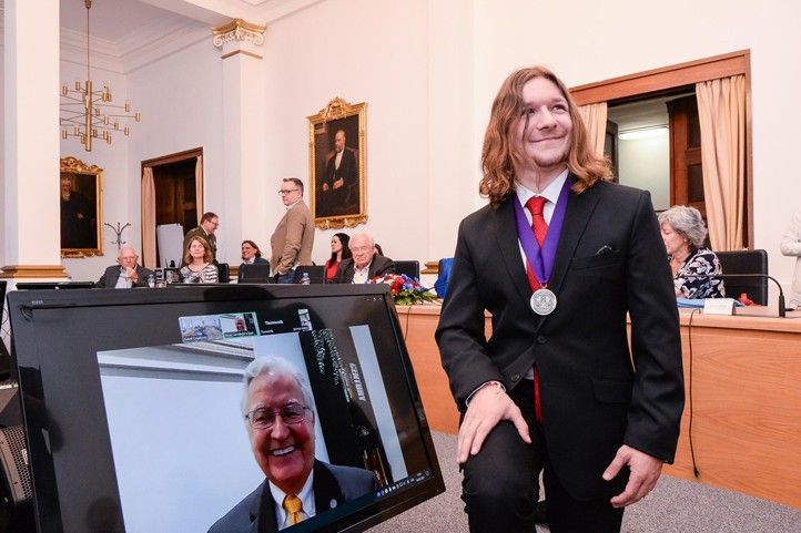 Předávání stipendia. (fotografie: Martin Pecuch) 240502_Stipendium_Patton_5