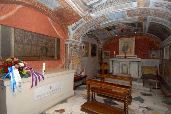 Hrobka kardinála Berana v bazilice sv. Petra ve Vatikánu (foto: M. Pecuch, 2010) 240517_Kardinal_Beran_hrobka_Vatikan