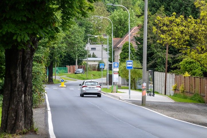 Fotografie: M. Pecuch 240531_Zastavka_MHD_V_Raji_1