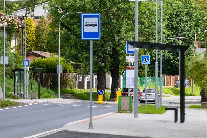 Fotografie: M. Pecuch 240531_Zastavka_MHD_V_Raji_3_prechod