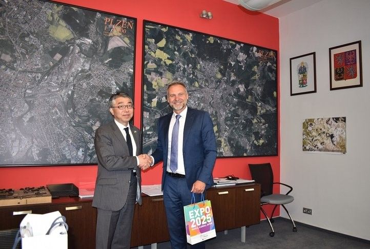 Náměstek primátora Pavel Bosák přijal japonského velvyslance. Foto: H. Josefová 240605_japonsky_velvyslanec_01