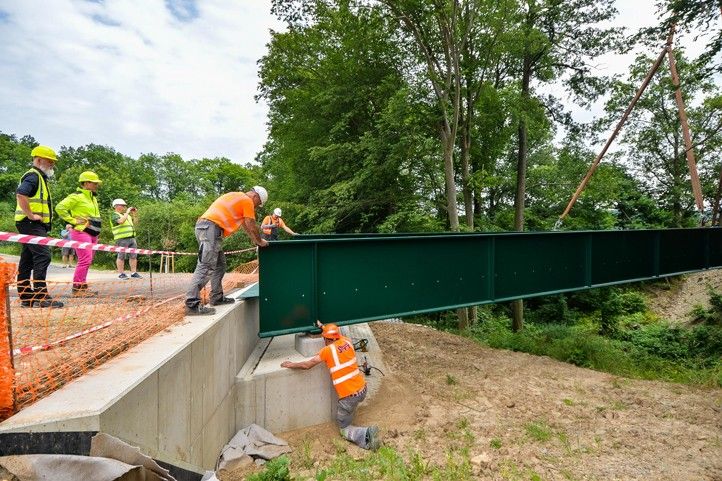 Položení lávky (fotografie: M. Pecuch) 240620_Lavka_V_Lahosti_3