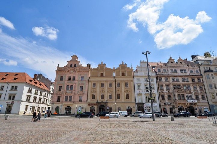 Památkově chráněný měšťanský dům na náměstí Republiky 12 (foto: M. Pecuch) 240703_Namesti_Republiky_12
