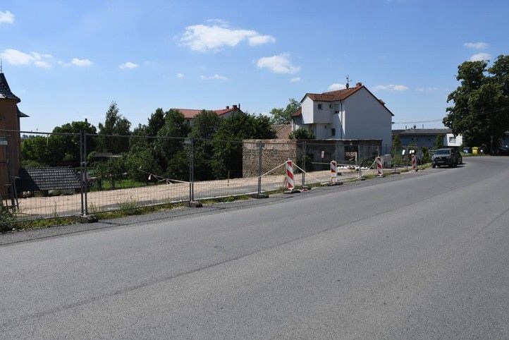 Pohled na místo stavby (foto: R. Žáková) 240708_Roudna_Operna_zed_stavba