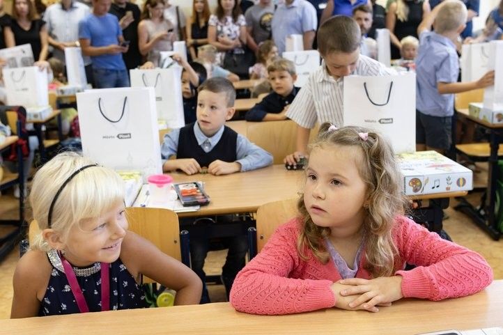 Prvňáčků letos do plzeňských základních škol usedlo téměř 1 800. 240902_novy_skolni_rok_03