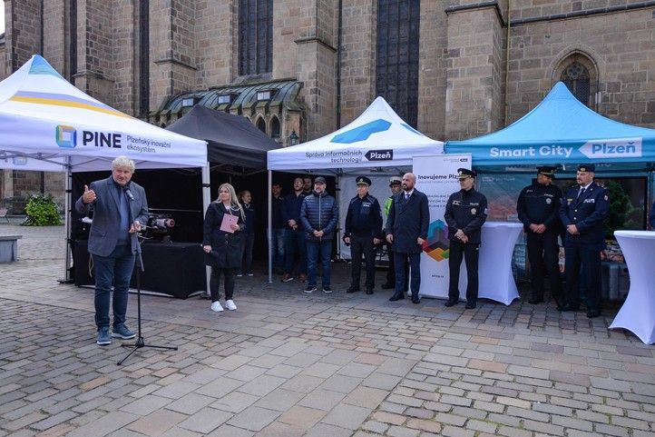 Fotografie ze zahájení výstavy: M. Pecuch 240930_Drony_10_let_4