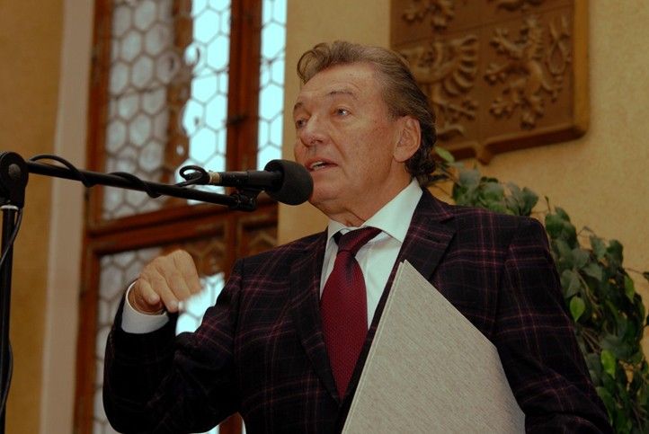Karel Gott při přebírání Čestného občanství města Plzně v roce 2009. 241001_karel_gott_vyroci_01