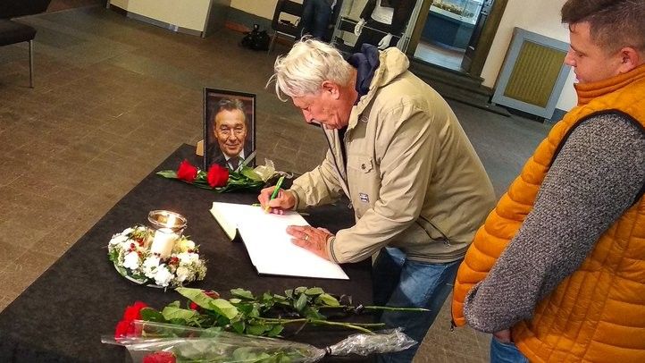 Plzeňané před pěti lety vyjadřovali zármutek nad úmrtím Karla Gotta. Fotografie: archiv MMP 241001_karel_gott_vyroci_02