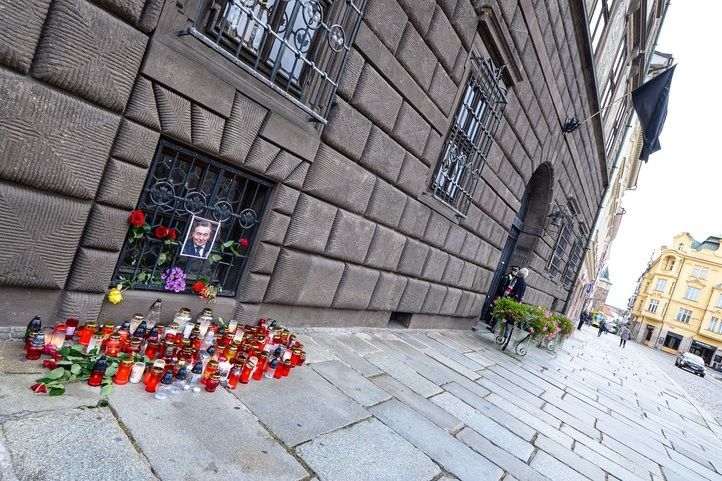 Plzeňané před pěti lety vyjadřovali zármutek nad úmrtím Karla Gotta. Fotografie: archiv MMP 241001_karel_gott_vyroci_03