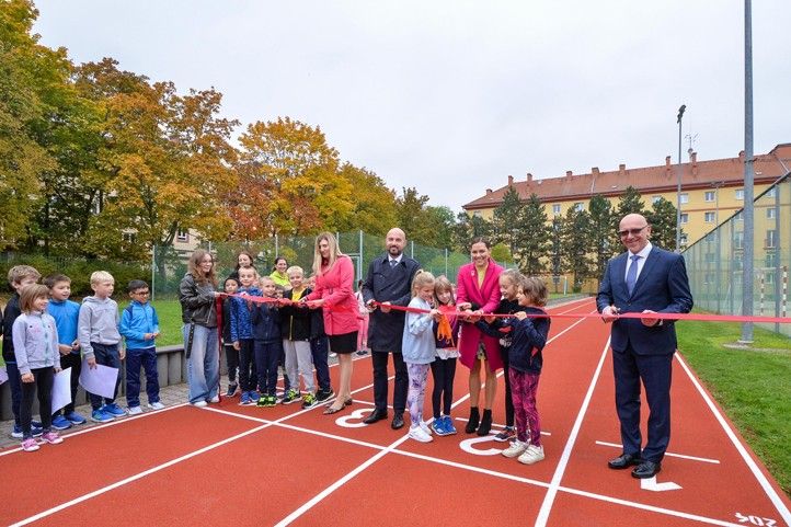 Otevření opravené atletické dráhy na 21. ZŠ (fotografie: M. Pecuch) 241018_21_ZS_Atlet_oval_deti_sport_1