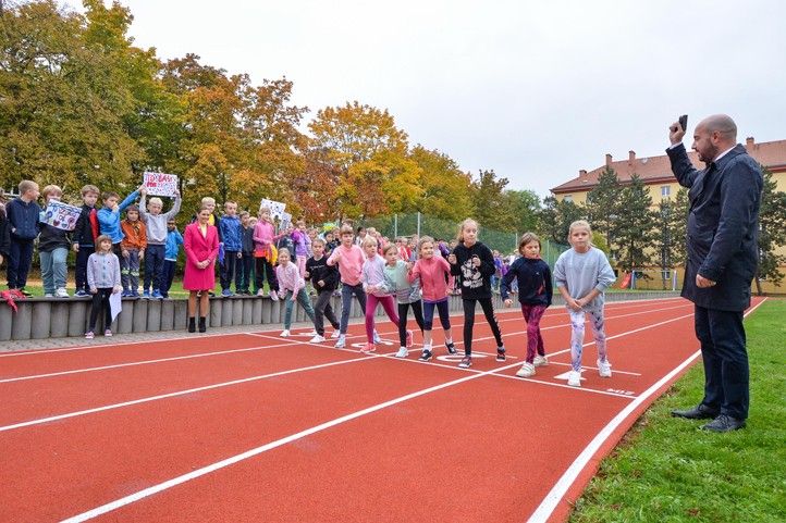 Otevření opravené atletické dráhy na 21. ZŠ (fotografie: M. Pecuch) 241018_21_ZS_Atlet_oval_deti_sport_2