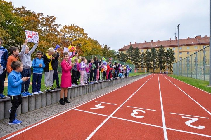 Otevření opravené atletické dráhy na 21. ZŠ (fotografie: M. Pecuch) 241018_21_ZS_Atlet_oval_deti_sport_3