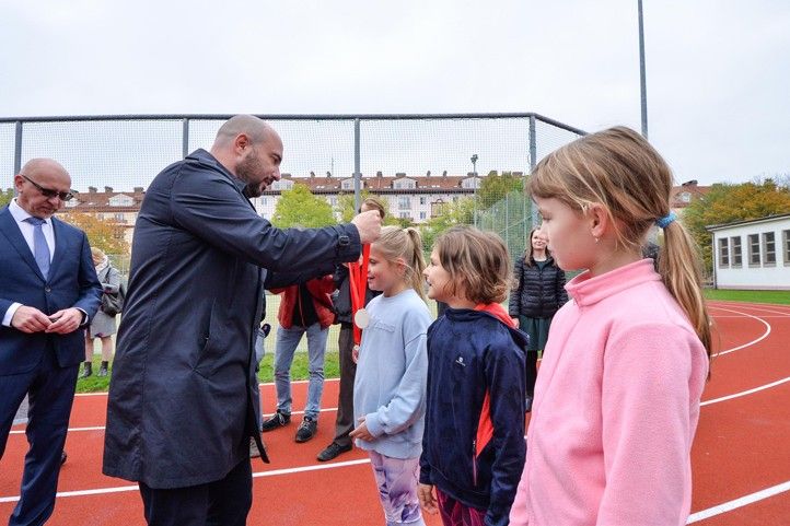 Otevření opravené atletické dráhy na 21. ZŠ (fotografie: M. Pecuch) 241018_21_ZS_Atlet_oval_deti_sport_5