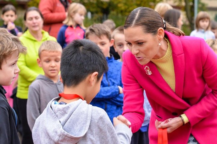 Otevření opravené atletické dráhy na 21. ZŠ (fotografie: M. Pecuch) 241018_21_ZS_Atlet_oval_deti_sport_7