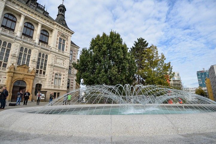 Spuštění opravené kašny (fotografie: M. Pecuch) 241021_ZCU_Fontana_3