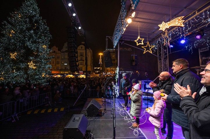 Rozsvícení vánočního stromu v Plzni (fotografie: R. Muchka) 241202_Advent_vanocni_strom_1