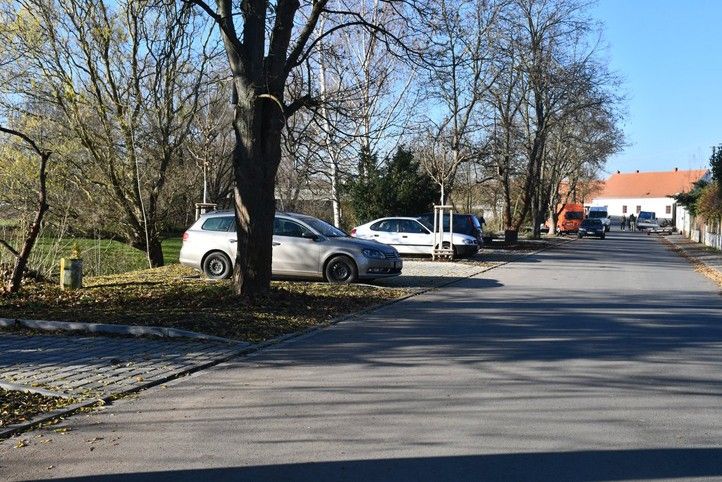Parkovací místa po úpravách (fotografie: R. Žáková) 241209_Parkovani_Koterov_Po