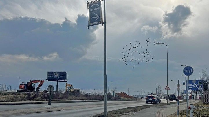 Výhled z ulice Regensburská k okružní křižovatce (vlevo jsou vidět připravené stavební stroje) 250228_KO_Makro_Pohled_od_MEA