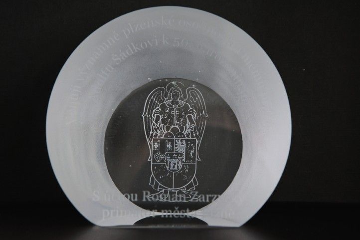 Spolumajitele plzeňské fotbalové Viktorky a dlouholetého přítele Adolfa Šádka přijal v úterý 4. března 2025 v den jeho kulatých 50. narozenin primátor města Plzně Roman Zarzycký. Muži, jenž patří mezi nejvýznamnější osobnosti českého fotbalu, poděkoval za vše, co v čele Viktorky dokázal a popřál mu úspěch i do dalších let. Symbolicky si pro setkání primátor zvolil viktoriánskou kravatu, Adolf Šádek přijal pozvání i s partnerkou a dcerkou. 250304_Sadek_4