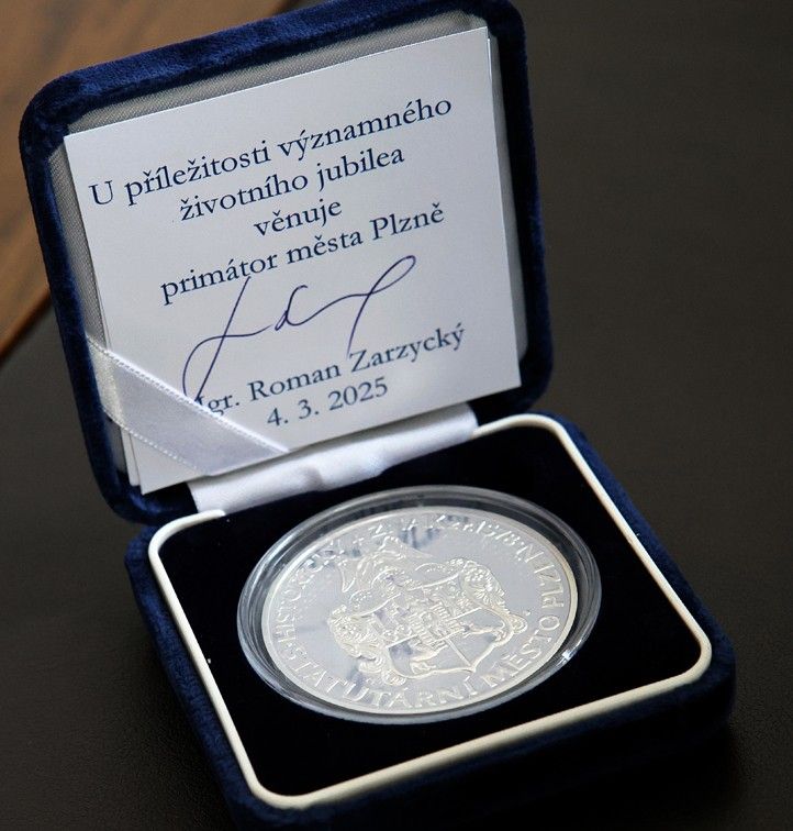 Spolumajitele plzeňské fotbalové Viktorky a dlouholetého přítele Adolfa Šádka přijal v úterý 4. března 2025 v den jeho kulatých 50. narozenin primátor města Plzně Roman Zarzycký. Muži, jenž patří mezi nejvýznamnější osobnosti českého fotbalu, poděkoval za vše, co v čele Viktorky dokázal a popřál mu úspěch i do dalších let. Symbolicky si pro setkání primátor zvolil viktoriánskou kravatu, Adolf Šádek přijal pozvání i s partnerkou a dcerkou. 250304_Sadek_5