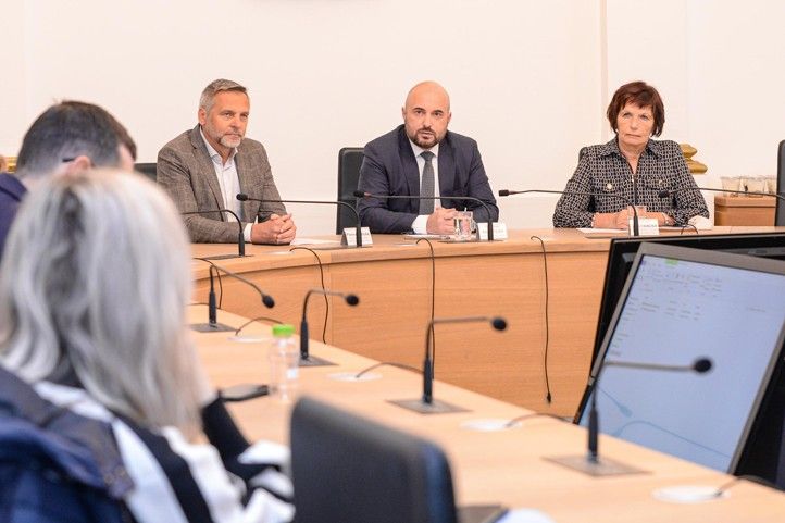 Tisková konference (fotografie: M. Pecuch) 250305_TK_Vizualni_smog_1