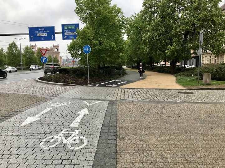 Upravená křižovatka u hlavní pošty. Fotografie: M. Krausová 250425_Krizovatka_Veleslavinova_01