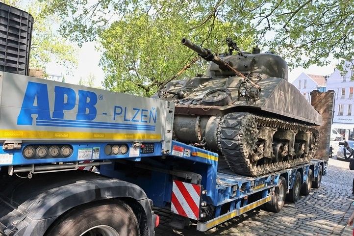 Do Plzně najíždí vojenská historická technika. Fotografie: MMP 250502_Vojenska_Historicka_Technika_01