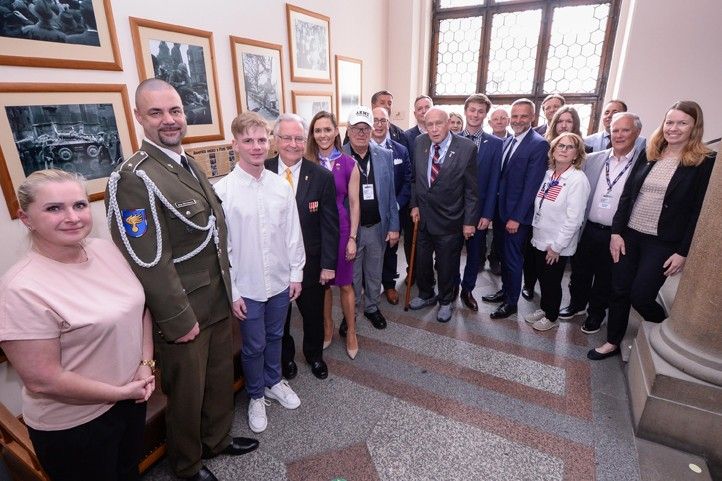 Předání stipendia gen. Pattona (fotografie: M. Pecuch) 250506_Slavnosti_svobody_stipendium_Patton_4