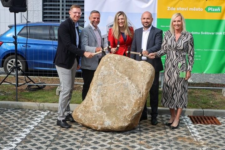 Zahájení další etapy výstavby bytů na Světovaru. Fotografie: P. Eret 250603_svetovar_zahajeni_01