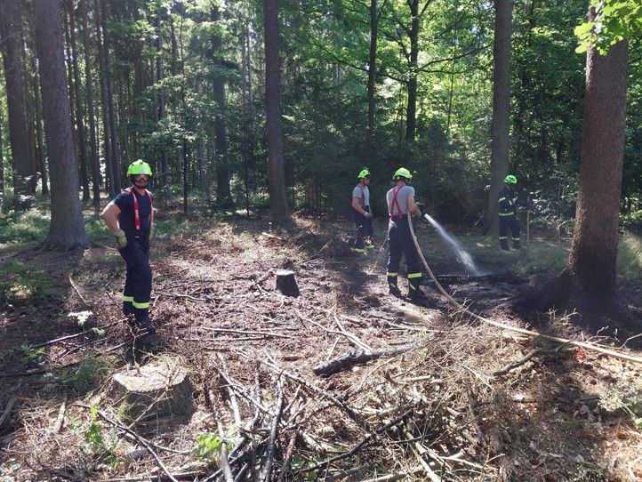 Fotografie zasahujících hasičů 250703_Ohen_hasici