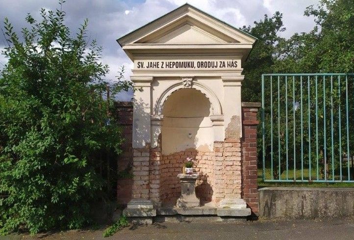 Kaplička svatého Jana Nepomuckého před rekonstrukcí (foto: I. Pelíšková) 250704_Kaple_Jan_z_Nepomuku_Pred