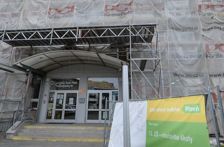 Probíhající stavba na 13. ZŠ (fotografie: M. Pecuch) 250724_Pristavba_13_ZS_1