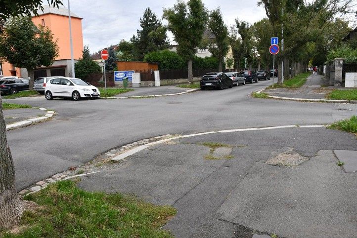 Komunikace před opravou (fotografie: R. Žáková) 250730_Kapitana_Jarose_pred_1