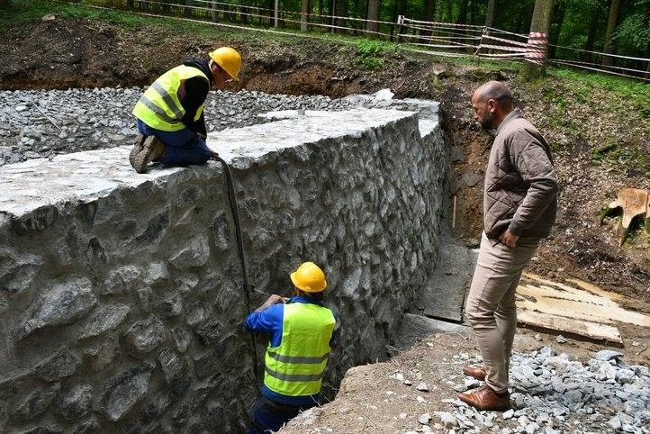 Obnova hráze rybníka v Zábělé. Fotografie: R. Žáková, M. Sekáč 250806_Vodni_Nadrz_Zabela_01