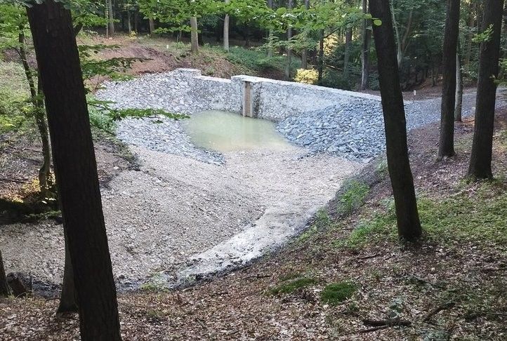 Obnova hráze rybníka v Zábělé. Fotografie: R. Žáková, M. Sekáč 250806_Vodni_Nadrz_Zabela_03
