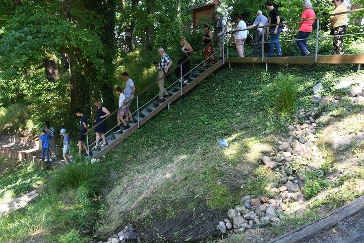 Kolem potůčků, tůněk a jezírek provedou milovníky přírody plzeňské botaničky ve vodní zahradě u Rybárny na hrázi Velkého boleveckého rybníka. Zahrada využívající vodních prvků a plná zajímavých rostlin se otevírá pro veřejnost několikrát do roka. Podzimní komentovaná procházka s botaničkami Zdeňkou Chocholouškovou a Ivanou Konopáskovou se uskuteční už tuto sobotu 18. října 2025 od 13 hodin. 251014_prohlidka_rybarna_01