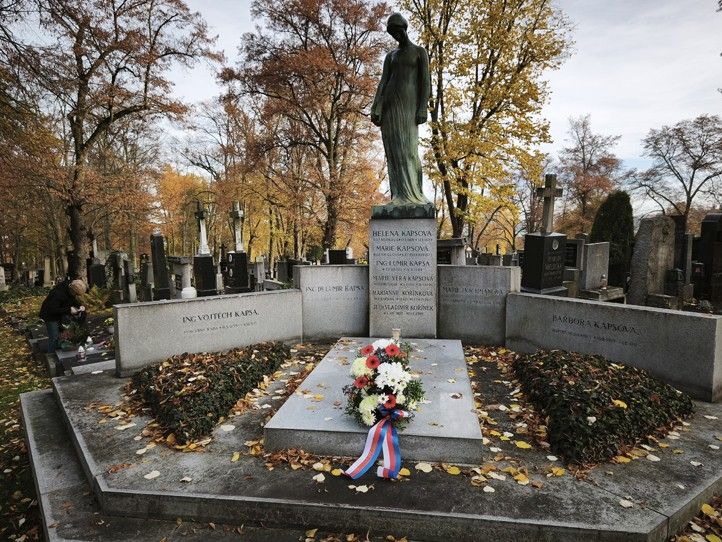 Foto z položení květin: G. Pavelková 251031_Vojtech_Kapsa_pieta_2