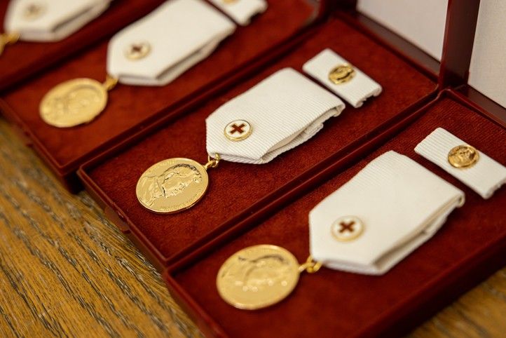 Ceremoniál na plzeňské radnici (fotografie: R. Muchka) 251120_Janskeho_plakety_1