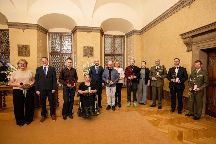 Ceremoniál na plzeňské radnici (fotografie: R. Muchka) 251120_Janskeho_plakety_3