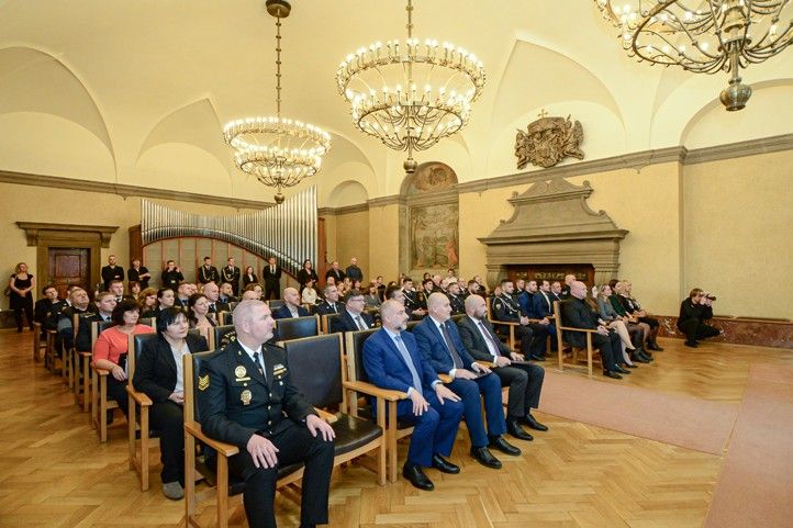 Oceňování za mimořádné činy vykonané při záchraně lidského života a majetku (fotografie: M. Pecuch) 251210_Oceneni_Mimoradne_ciny_1