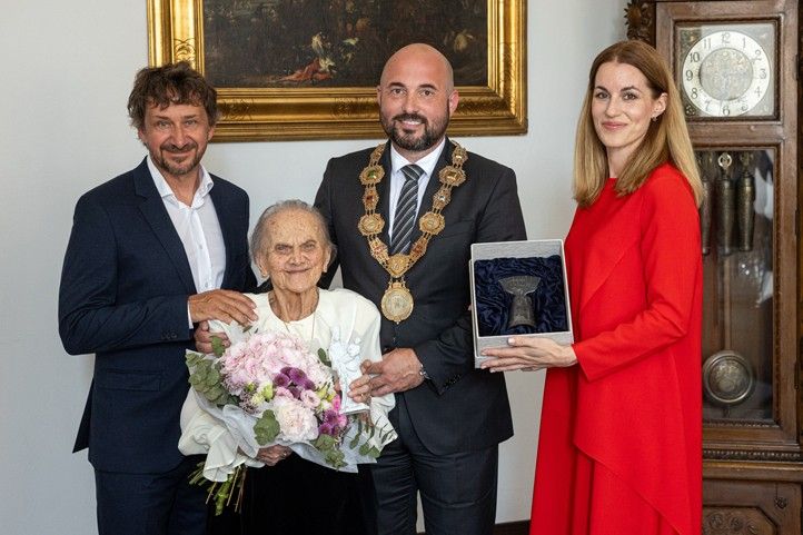 Cenu 1. června převzala Jiřina Křížková (fotografie: R. Muchka) 260601_Cena_1_cervna_Krizkova_1